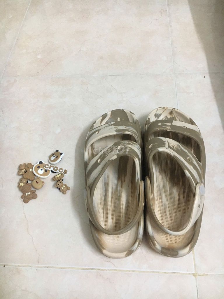 Dép Crocs unisex  kèm charm gấu dễ thương 🟤. Mua bán Giày dép tại Quận Tân Bình Tp Hồ Chí Minh được đăng bởi Mạnh Phước Nguyễn Vũ hình 1