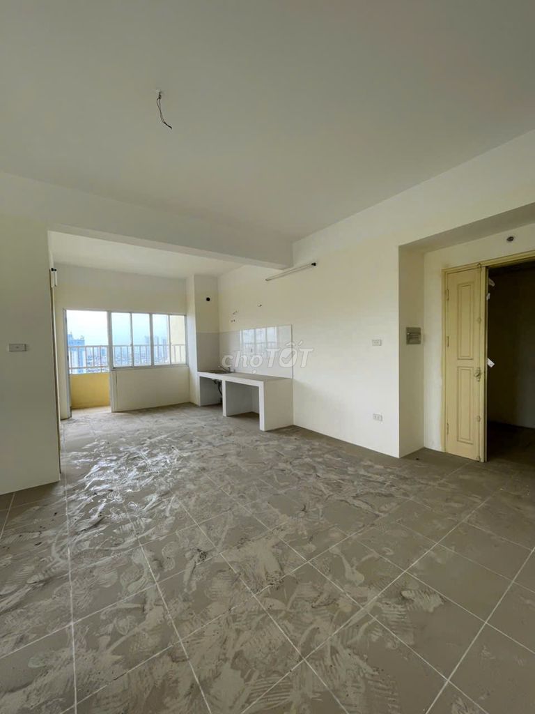 ПРОДАЖА КВАРТИР, УГЛОВЫХ КВАРТИР, ВИД НА ОЗЕРО И КРАСИВОЕ 2,5-ДЮЙМОВОЕ КОЛЬЦЕВОЕ ПОКРЫТИЕ.