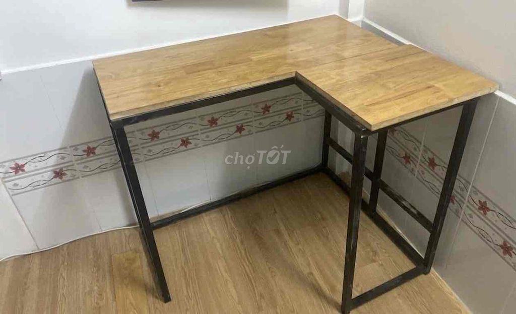 Bàn làm việc gỗ kim loại chữ L. Mua bán Bàn ghế tại Quận Cái Răng Cần Thơ được đăng bởi Hiền Trần hình 1