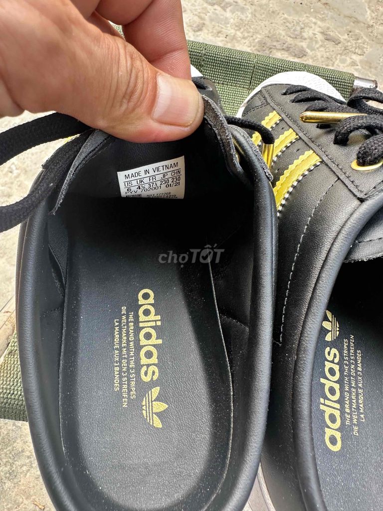Giày Adidas Da Đen phối vàng. Mua bán Giày dép tại Huyện Thạch Thất Hà Nội được đăng bởi Cao Văn Nguyên hình 1