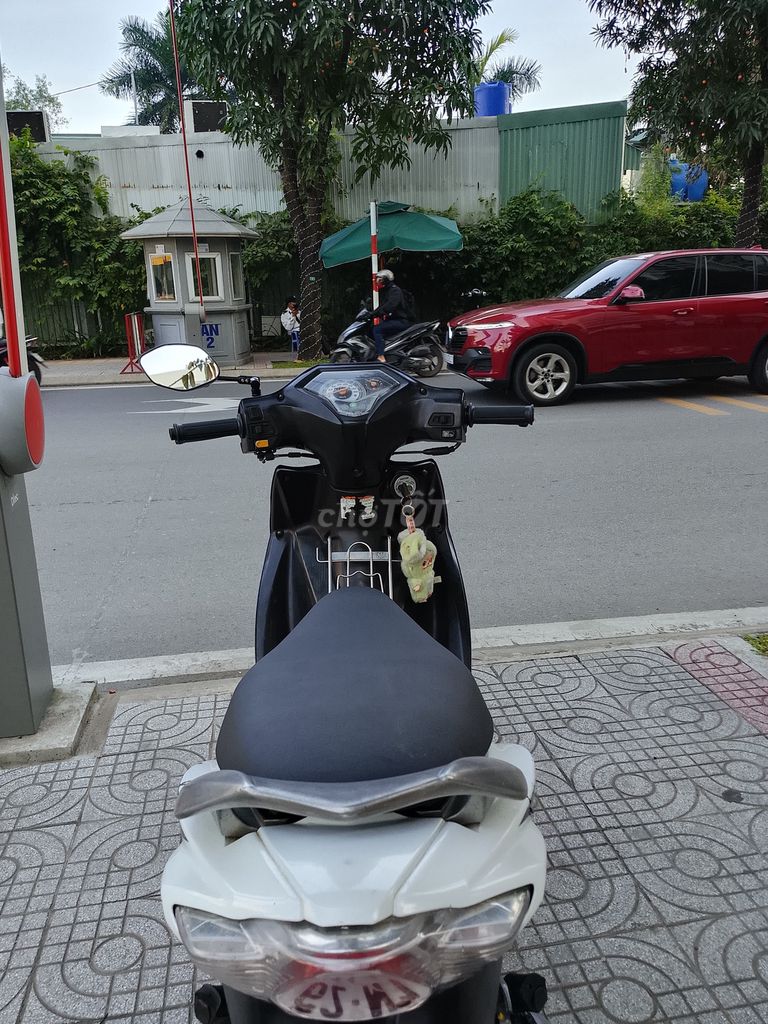 Suzuki Axelo Xanh trắng Đã sử dụng. Mua bán Xe máy tại Thành phố Thủ Đức Tp Hồ Chí Minh được đăng bởi Shop Chuyên Cũng Cấp Đồ Dùng Cá Nhân hình 4