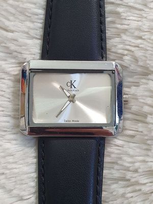 Cần bán đồng hồ CK thời trang Swiss made.