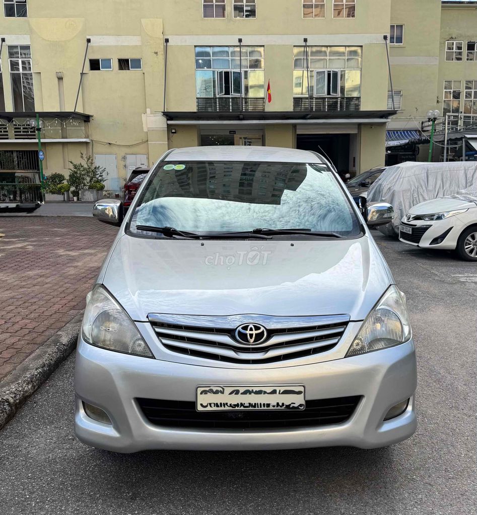Серебряная колода Toyota Innova G 2011