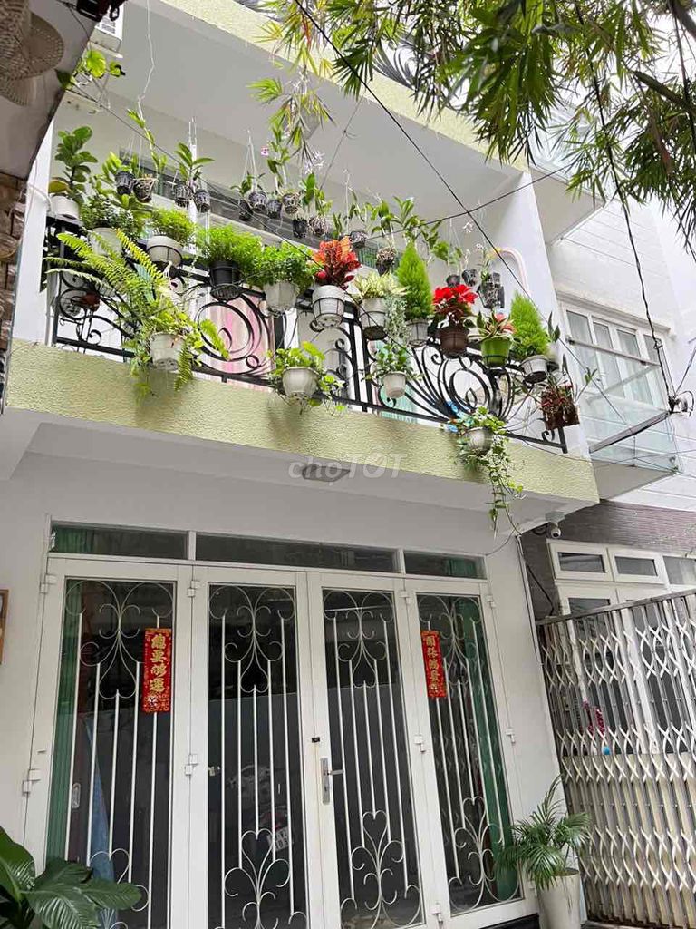 bán nhà tặng sân , nhà hem xe hoi đẹp, dt 56m2 ,2 lau , chinh chu