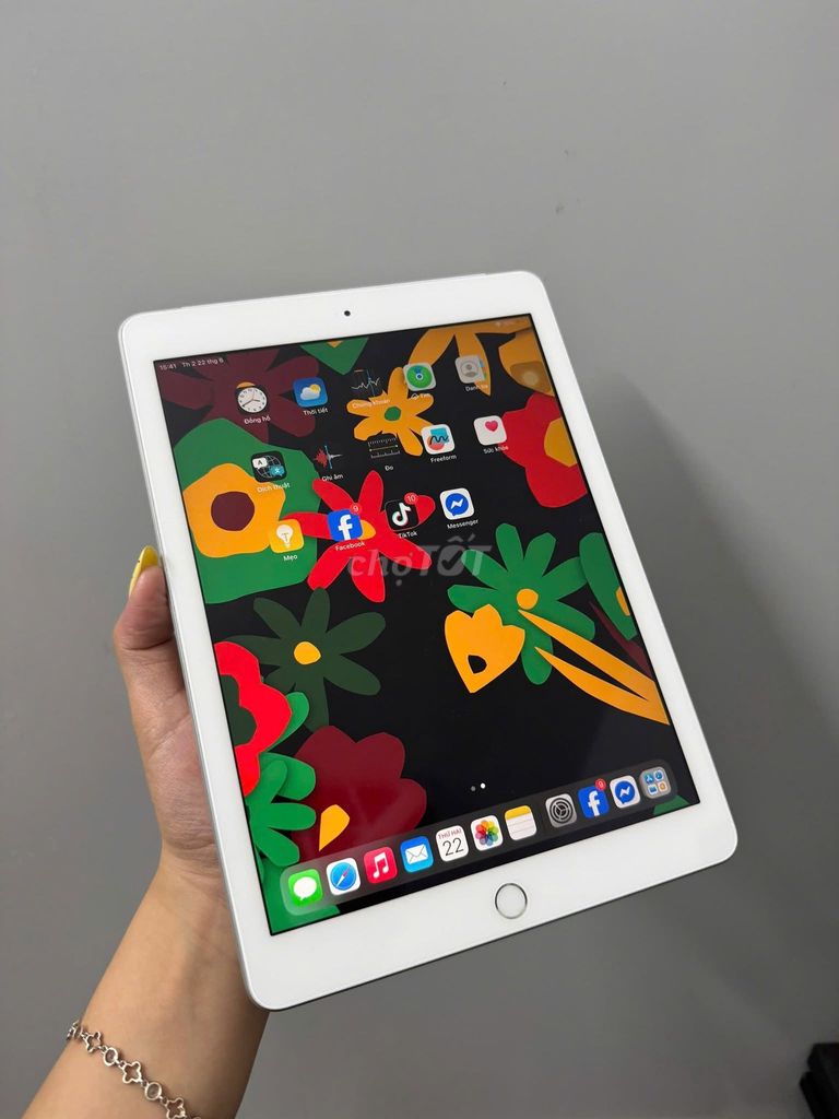 Apple iPad Gen 6 Wifi + Sim 32GB Bạc Đã sử dụng. Mua bán Máy tính bảng tại Quận 1 Tp Hồ Chí Minh được đăng bởi Hội Đồ Điện Tử hình 1