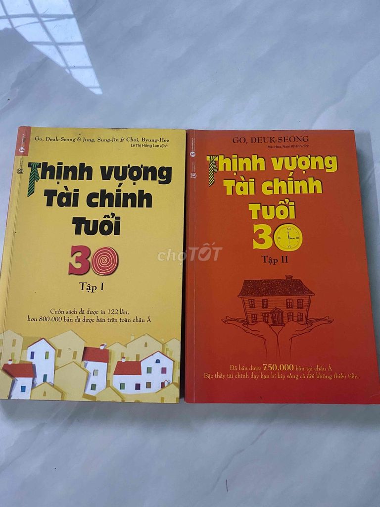 2 quyển sách cũ