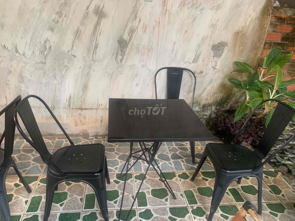 Bàn ghế sân vườn Sắt Đen Đỏ. Mua bán Bàn ghế tại Thành phố Buôn Ma Thuột Đắk Lắk được đăng bởi Vũ Buôn Mê hình 1