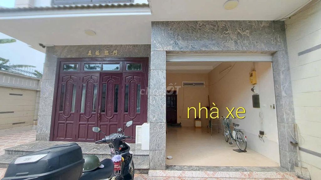 Вилла в районе Тен Лыа рядом с Aeon Mall Binh Tan, 10x22 м, 4 спальни, парк