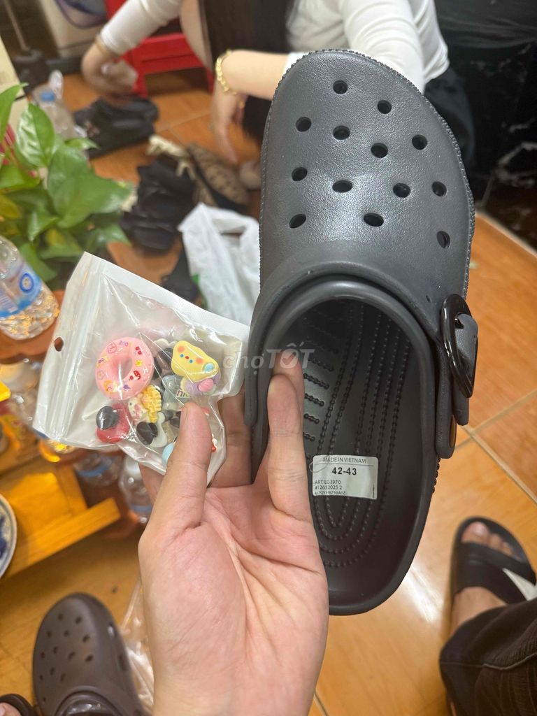 Dép Crocs Đen Size 42-43 Unisex. Mua bán Giày dép tại Huyện Hóc Môn Tp Hồ Chí Minh được đăng bởi Quang Huy hình 1