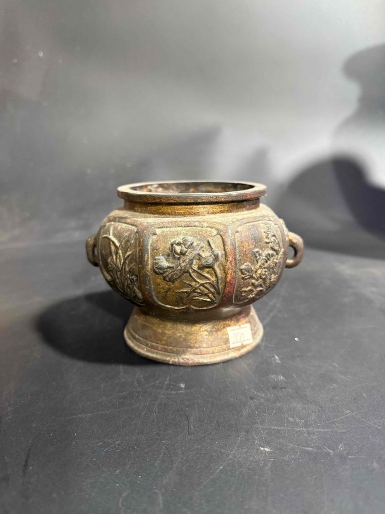 Lư đồng họa tiết nổi 11cm x 15cm. Mua bán Đồ sưu tầm, đồ cổ tại Quận Long Biên Hà Nội được đăng bởi Văn Quang Đồ Sưu Tầm hình 1