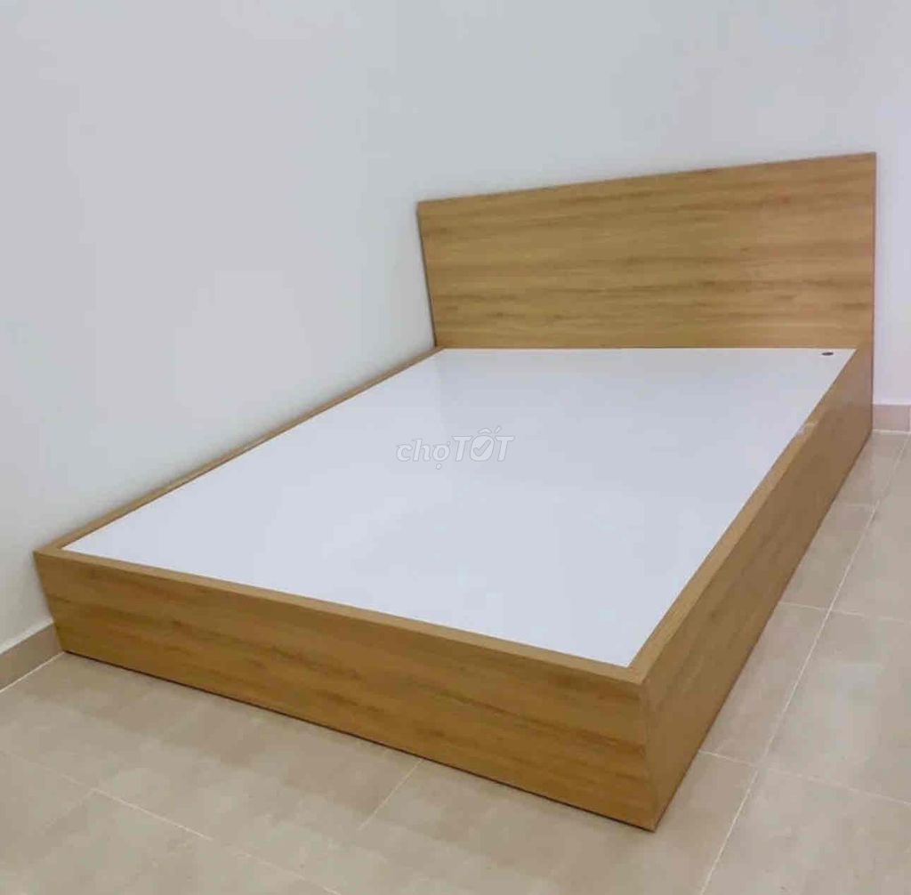 Giường ngủ mdf còn mới 1.8x2m