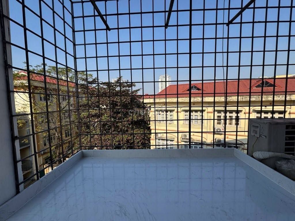 Недавно построенное 5-этажное здание, припаркованная машина, в 30 метрах от озера Ван Куан, Хадонг — 8,5 миллиарда