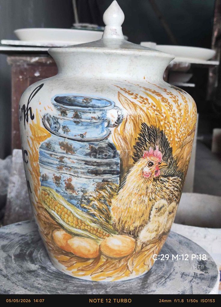 Lọ gốm vẽ tay độc bản. Mua bán Đồ sưu tầm, đồ cổ tại Huyện Khoái Châu Hưng Yên được đăng bởi Nguyễn Quang Đạt hình 1
