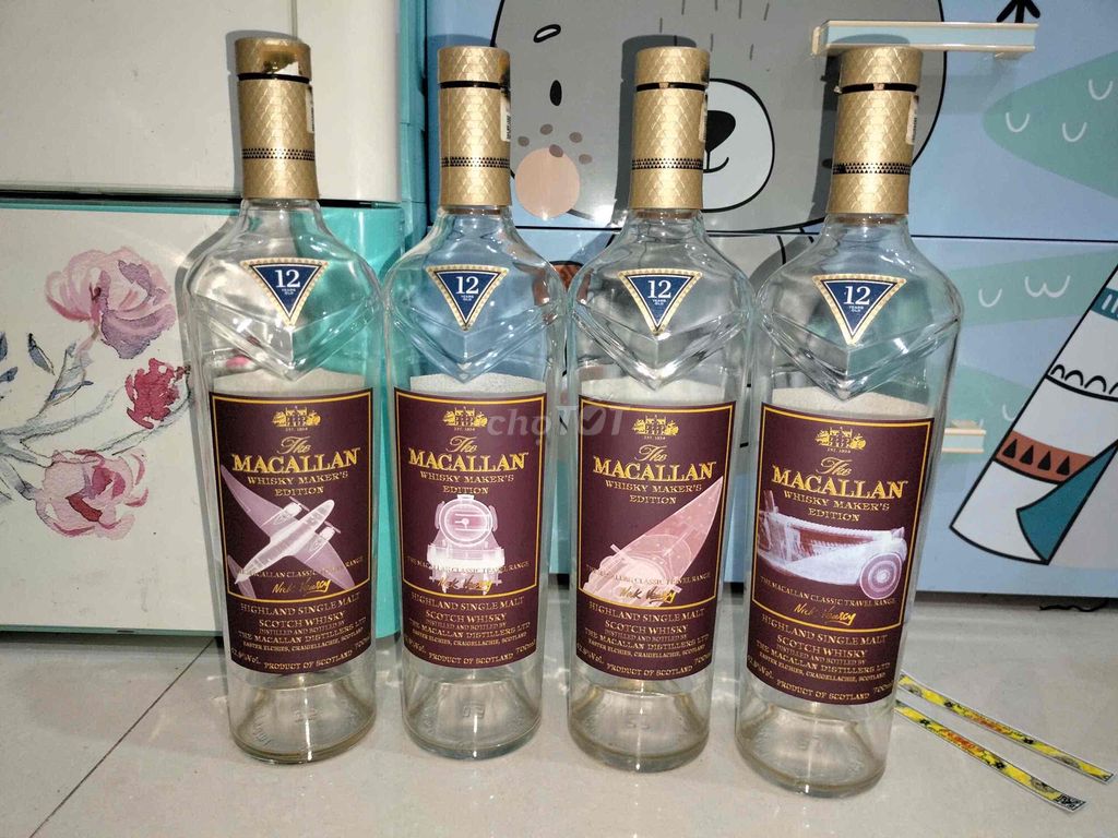 Vỏ chai không nước macallan màu tím