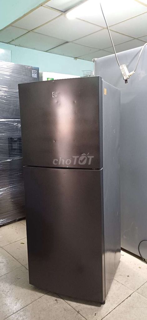 Tủ lạnh Electrolux 225 lít Đen. Mua bán Tủ lạnh tại Quận 6 Tp Hồ Chí Minh được đăng bởi Anh Quý hình 1