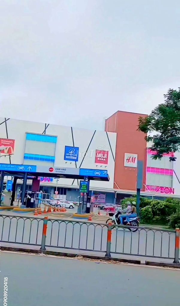 NHÀ ĐỐI DIỆN CỔNG AEON TÂN PHÚ 7 LẦU THANG
MÁY - ĐANG CHO THUÊ 70TR/TH