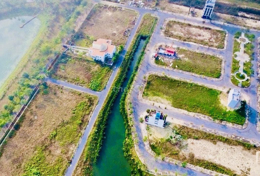 Bán Cắt Lỗ Lô Góc FPT City vị trí đẹp view kênh sinh thái Chỉ 27tr/m2