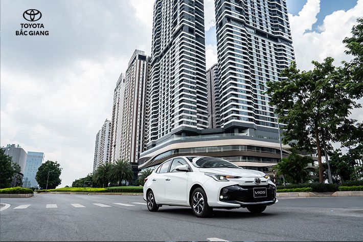 Белый бензиновый семейный автомобиль Toyota Vios