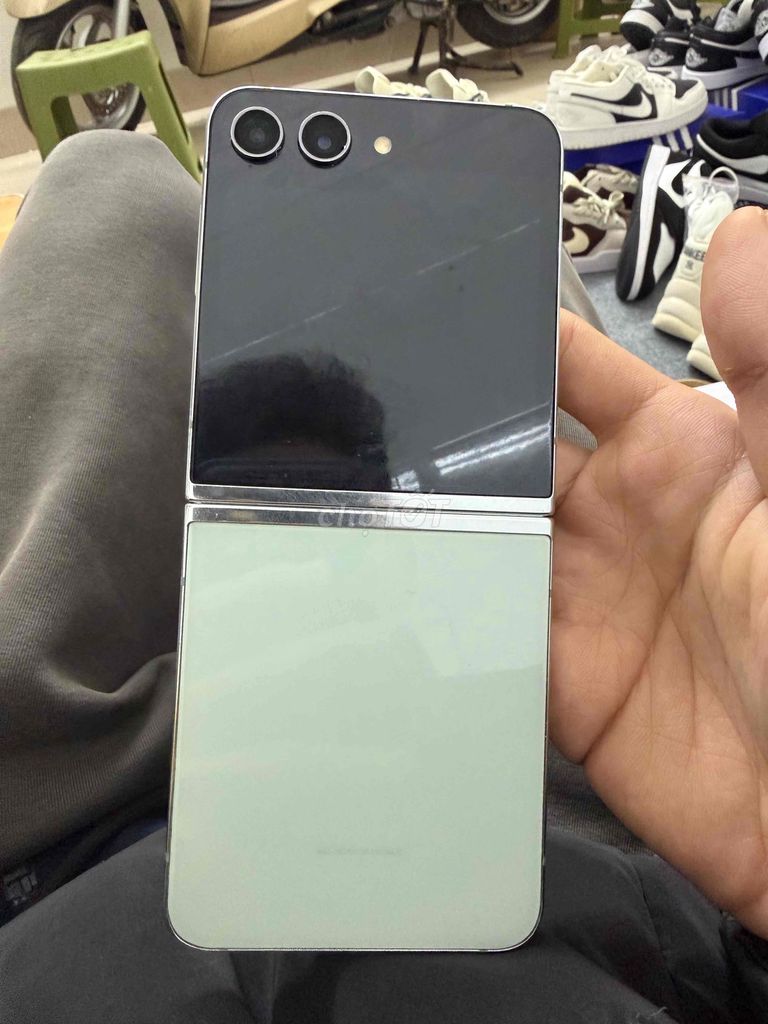 Samsung Z Flip 5 Đen. Mua bán Điện thoại tại Quận Hoàng Mai Hà Nội được đăng bởi Nam Nguyễn hình 1