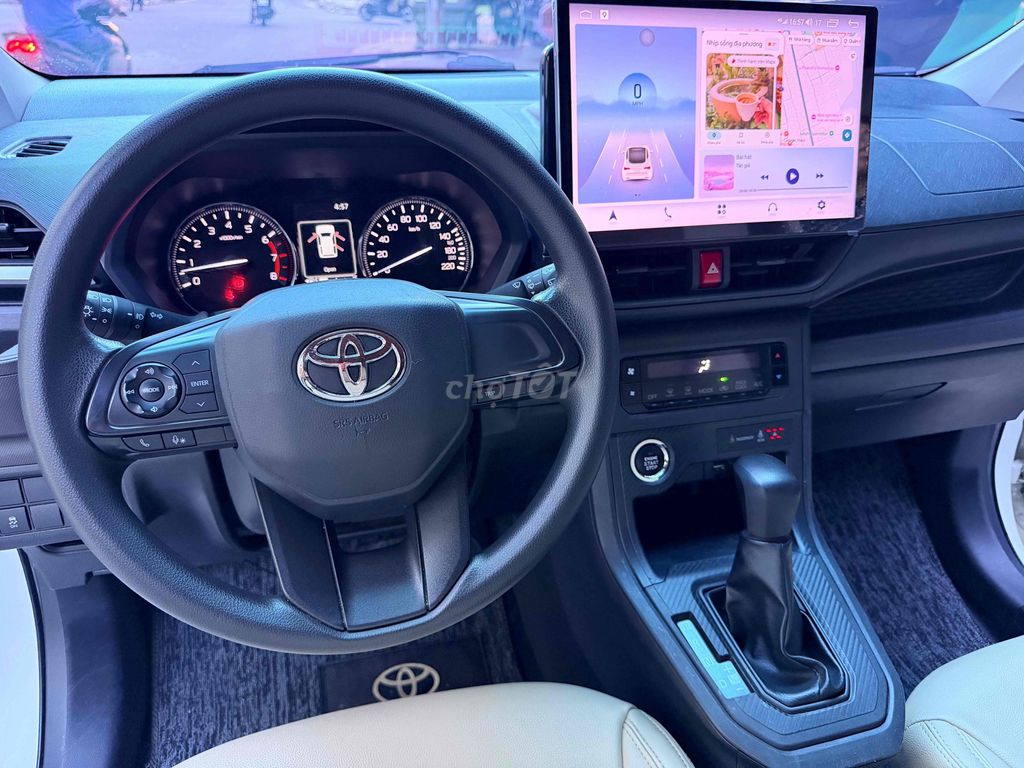 Toyota Avanza 7 chỗ số tự động màu Trắng