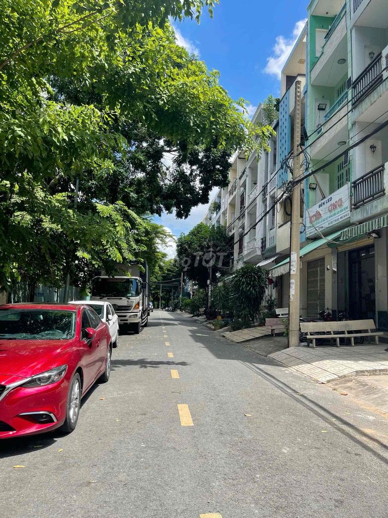 Nhà nát Bình Phú Q6, Tiện xây mới, DT: 4x18, View công viên