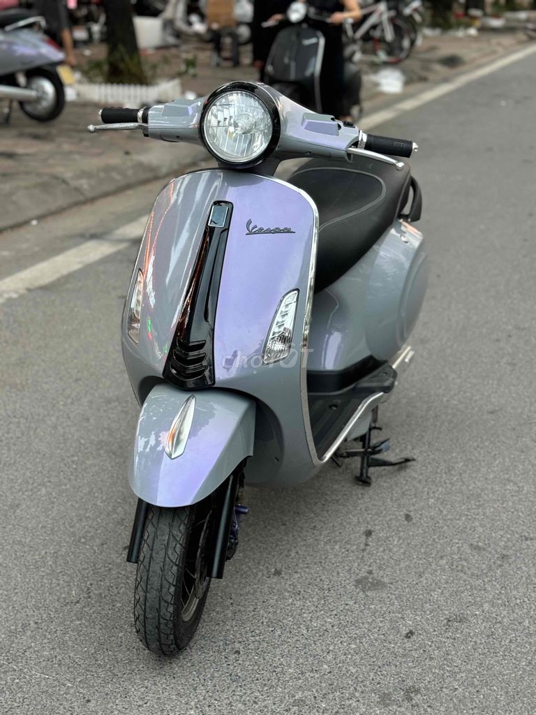 Vespa xám ánh tím bình lướt 2k23.đủ giấy tờ