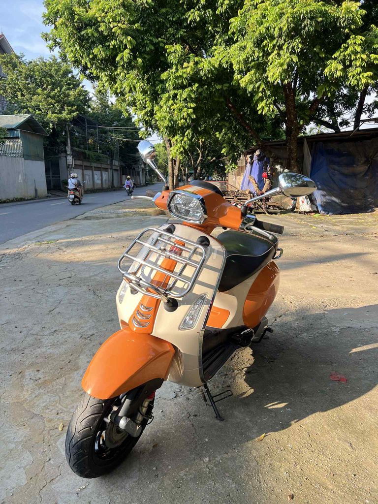 Специальное предложение Piaggio Vespa Sprint 2020, оранжево-белый