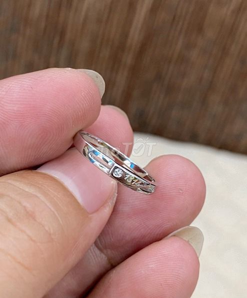 Nhẫn bạc Nữ 925 mạ vàng trắng, đính viên cz sáng. Mua bán Phụ kiện thời trang khác tại Quận 7 Tp Hồ Chí Minh được đăng bởi Hàng hiệu Secondhand hình 5
