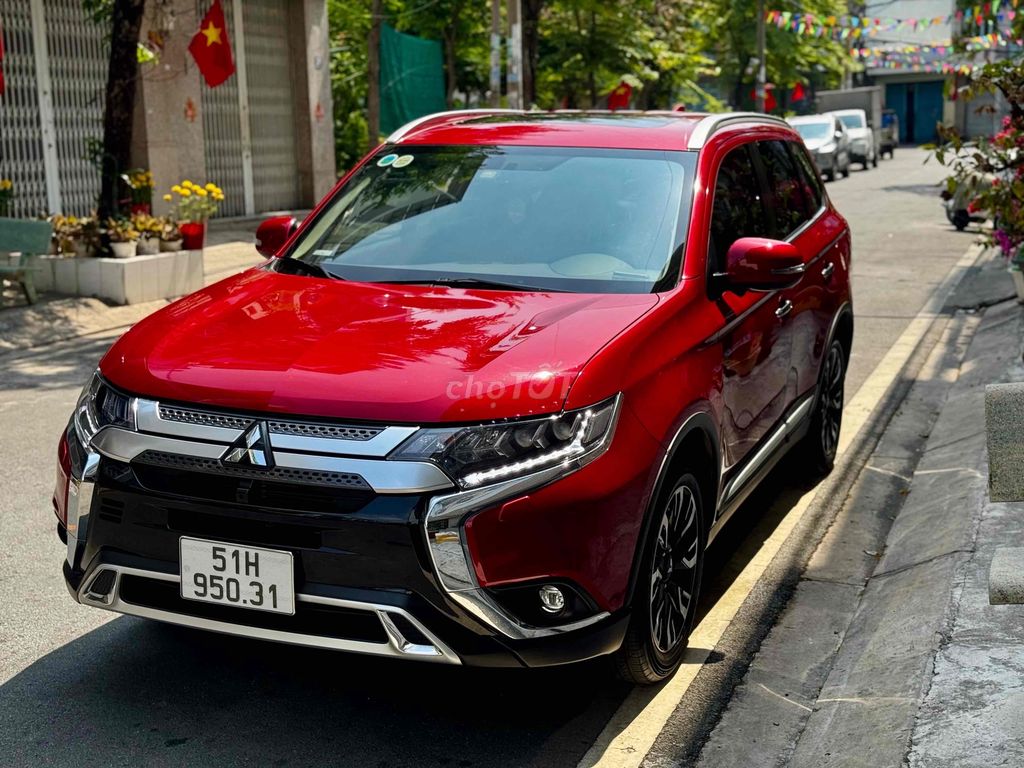 Mitsubishi Outlander premium 2021 lướt 12000 km