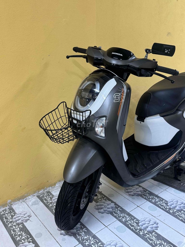 Scoopy 2025 Серо-белый супер новый 43AA-294.75