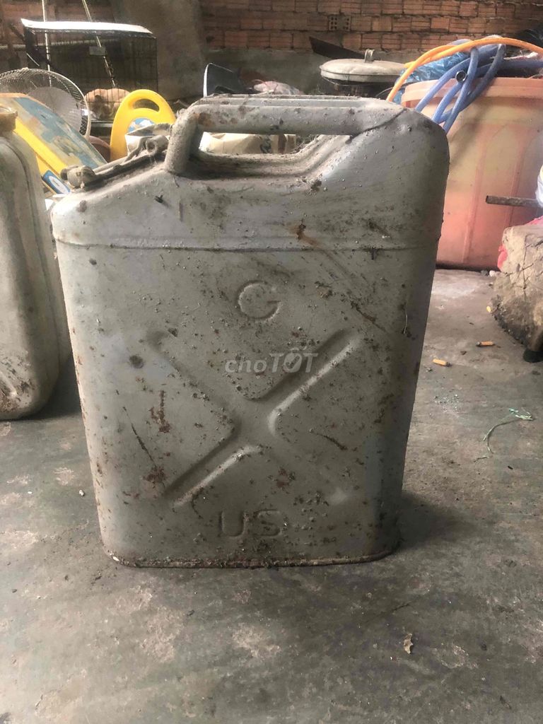 can đựng nhiên liệu xưa