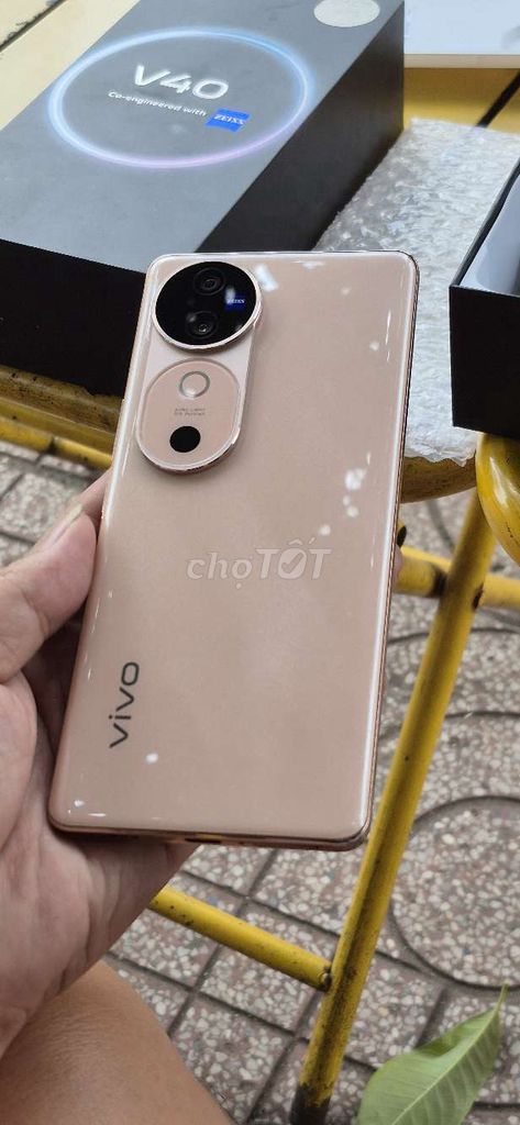 Vivo V40 5G 256GB Vàng 98% full box bh 7/2026. Mua bán Điện thoại tại Huyện Hóc Môn Tp Hồ Chí Minh được đăng bởi Trần Kiên Mobile Shop hình 1