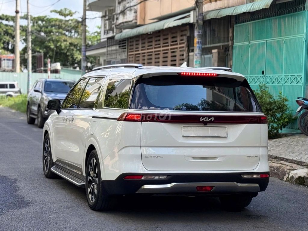 Kia Carnival Signature 7-местный белый