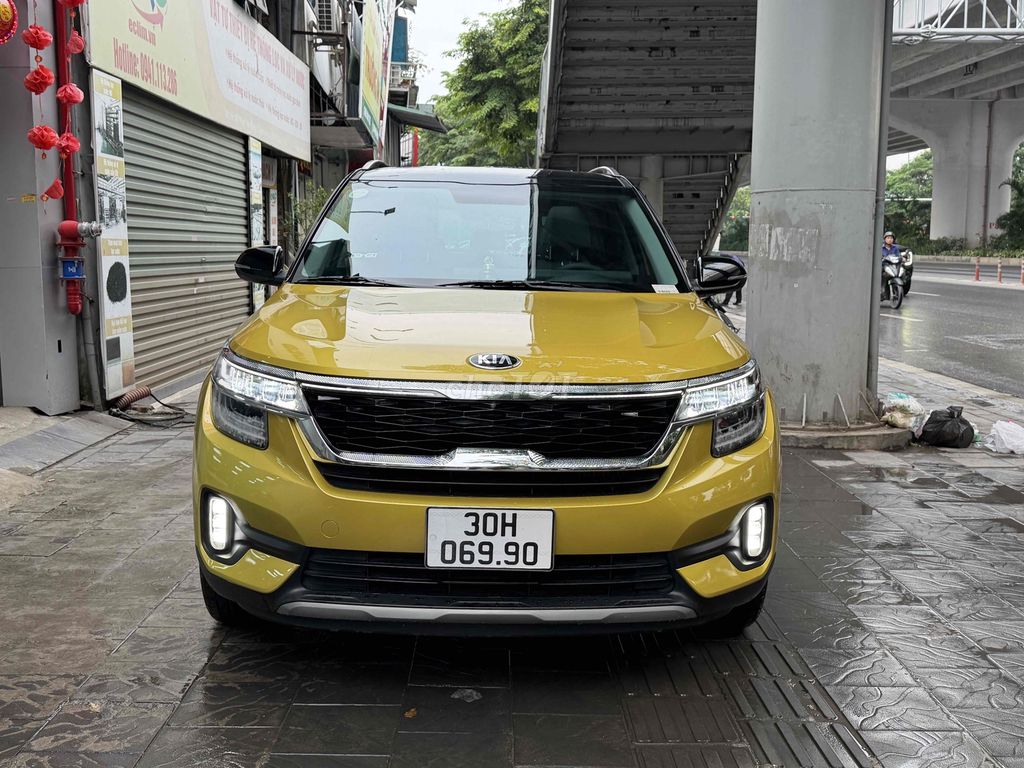 KIA Seltos 1.4 Turbo Premium 2021 Желтый супер новый