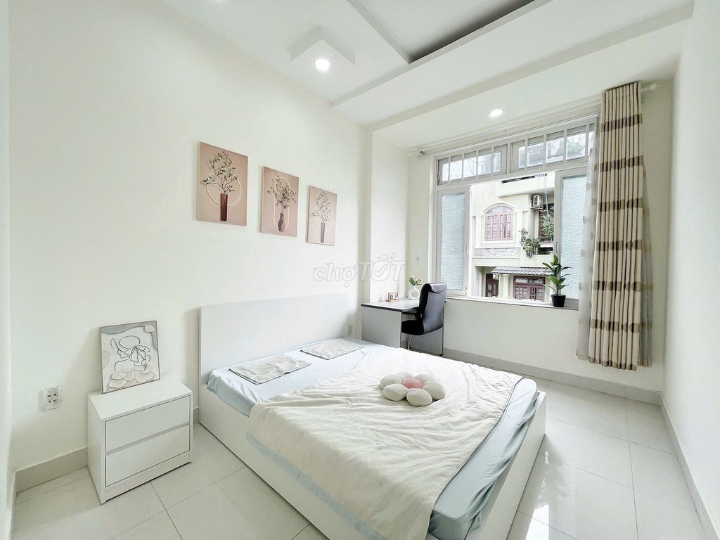 Ban công đường Hoàng Văn Thụ Full nội thất.giáp sân bay.