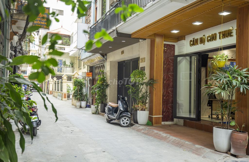 Cho thuê căn hộ phố 41 Linh Lang đầy đủ tiện nghi, ban công tầng cao
