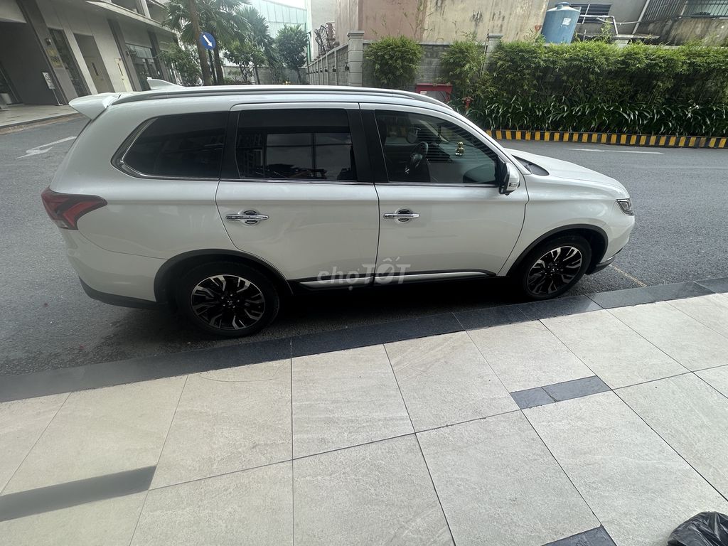 Mitsubishi Outlander 2020 2.0 CVT Premium - 300 km. Mua bán Ô tô tại Quận Tân Phú Tp Hồ Chí Minh được đăng bởi ANTON hình 3