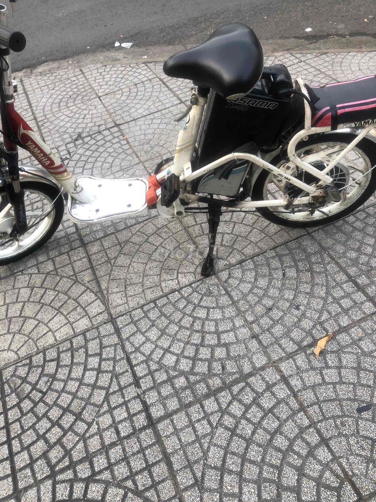 Xe đạp điện Yamaha màu Trắng Đỏ còn tốt. Mua bán Xe điện tại Quận 4 Tp Hồ Chí Minh được đăng bởi Nguyễn Nghiêm Dũng hình 2