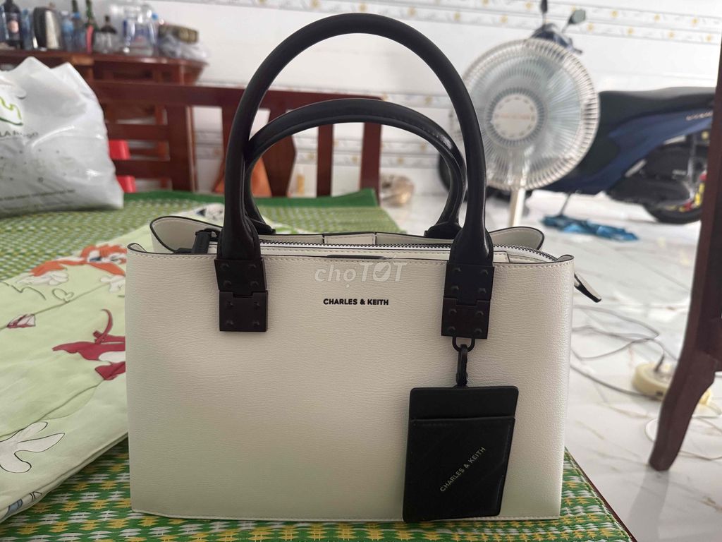 Pass lại túi CHARLES & KEITH hàng mới 100%