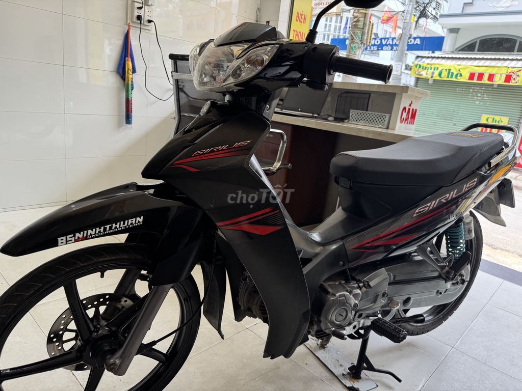Черный полуавтоматический мотоцикл Yamaha Sirius 2022