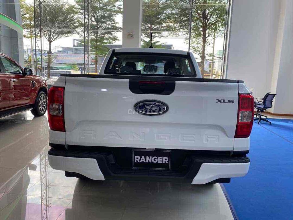 Ford Ranger XLS AT Trắng trả góp từ 180tr nhận xe