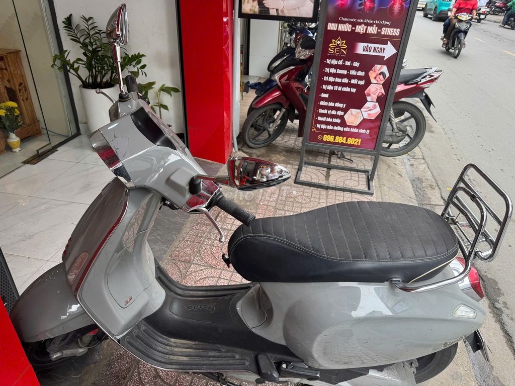 Vespa Sprint 2020 màu xám nữ chạy còn mới. Mua bán Xe máy tại Quận Tân Bình Tp Hồ Chí Minh được đăng bởi Nhat Vy hình 4
