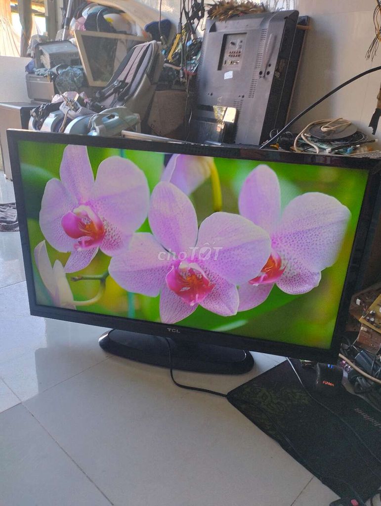 Tivi 32in hiệu TCL loại thường có vra và HDMI