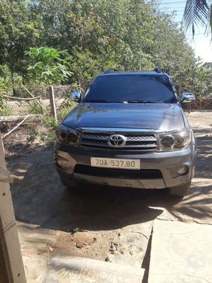 Toyota Fortuner 2010 8 chỗ Xám