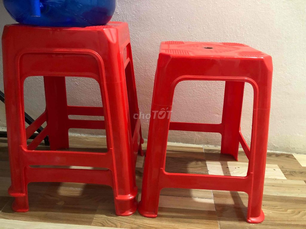Ba chiếc ghế nhựa cao 50cm. Mua bán Bàn ghế tại Huyện Việt Yên Bắc Giang được đăng bởi Hoàng Thọ hình 1