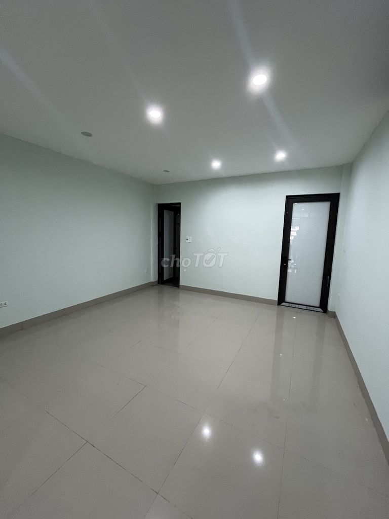 Cho thuê văn phòng 120 m2, đã ngăn 2 phòng, giá rẻ chỉ 10 tr/tháng