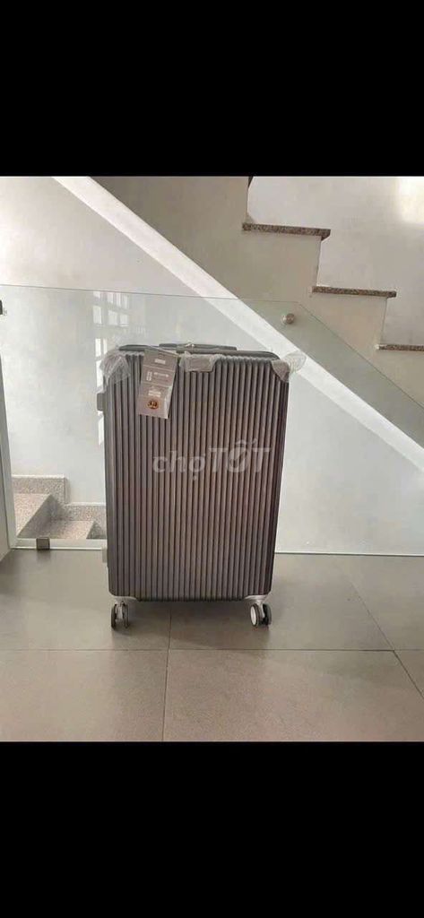 Vali nhựa cứng Xám Size 28. Mua bán Túi xách tại Quận Tân Bình Tp Hồ Chí Minh được đăng bởi Phạm Thị Ny Ny hình 1