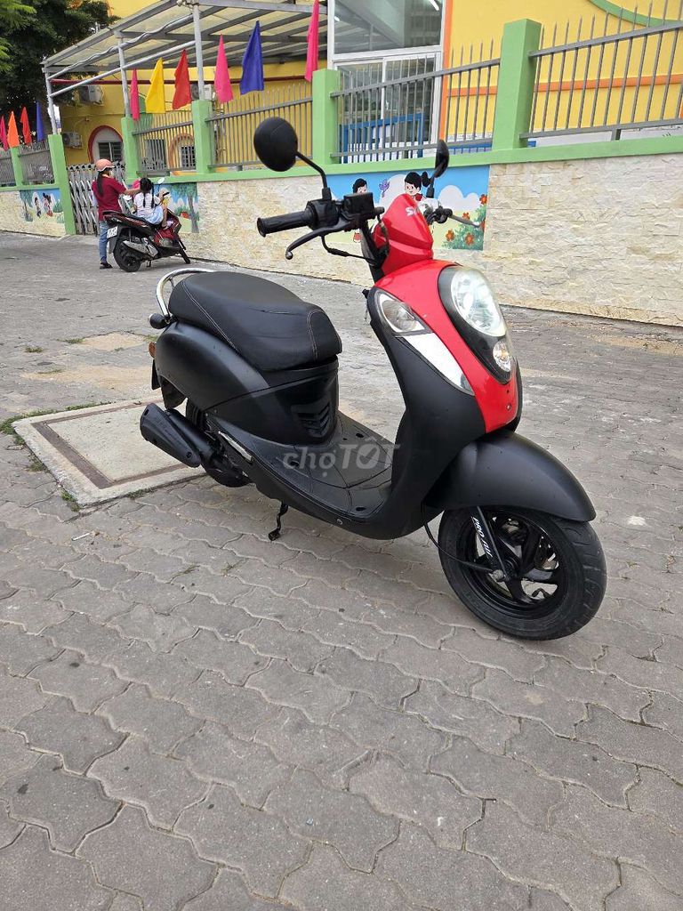 Красный черный скутер SYM Elite 50cc