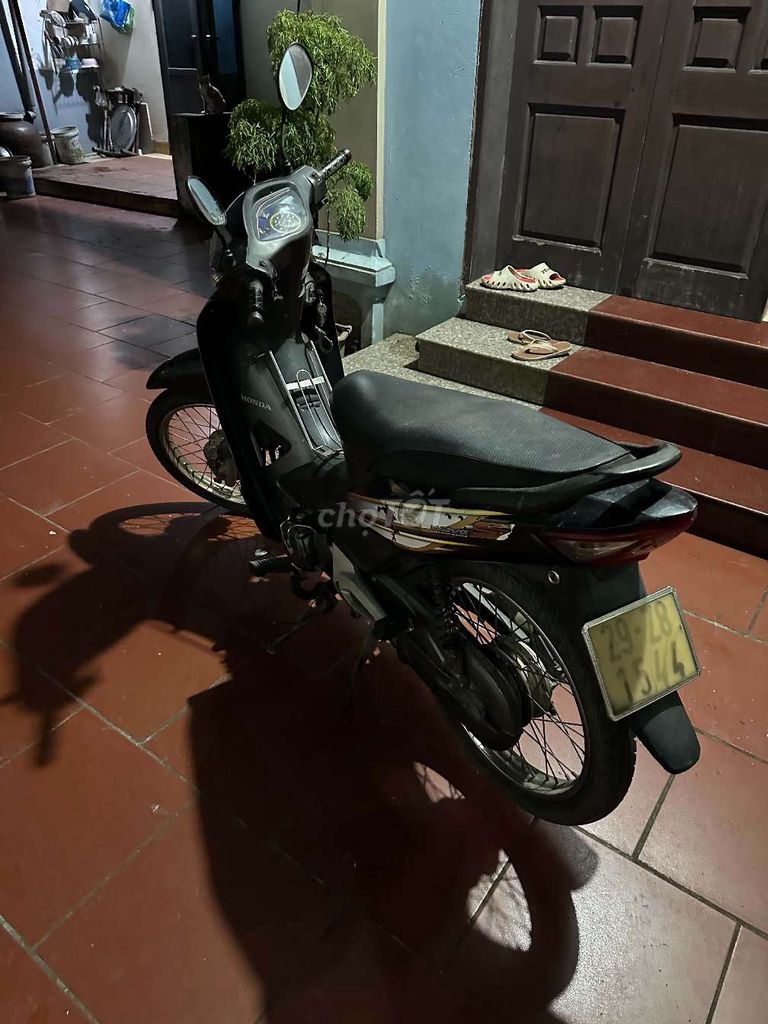 Черный полуавтоматический мотоцикл Honda Wave