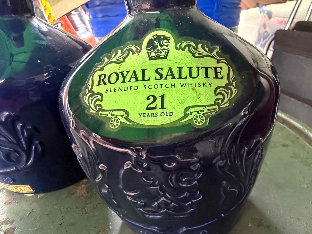 Vỏ chai rượu Royal Salute Chivas 21 Xanh dương Sứ. Mua bán Đồ sưu tầm, đồ cổ tại Quận Ninh Kiều Cần Thơ được đăng bởi Sales hình 1